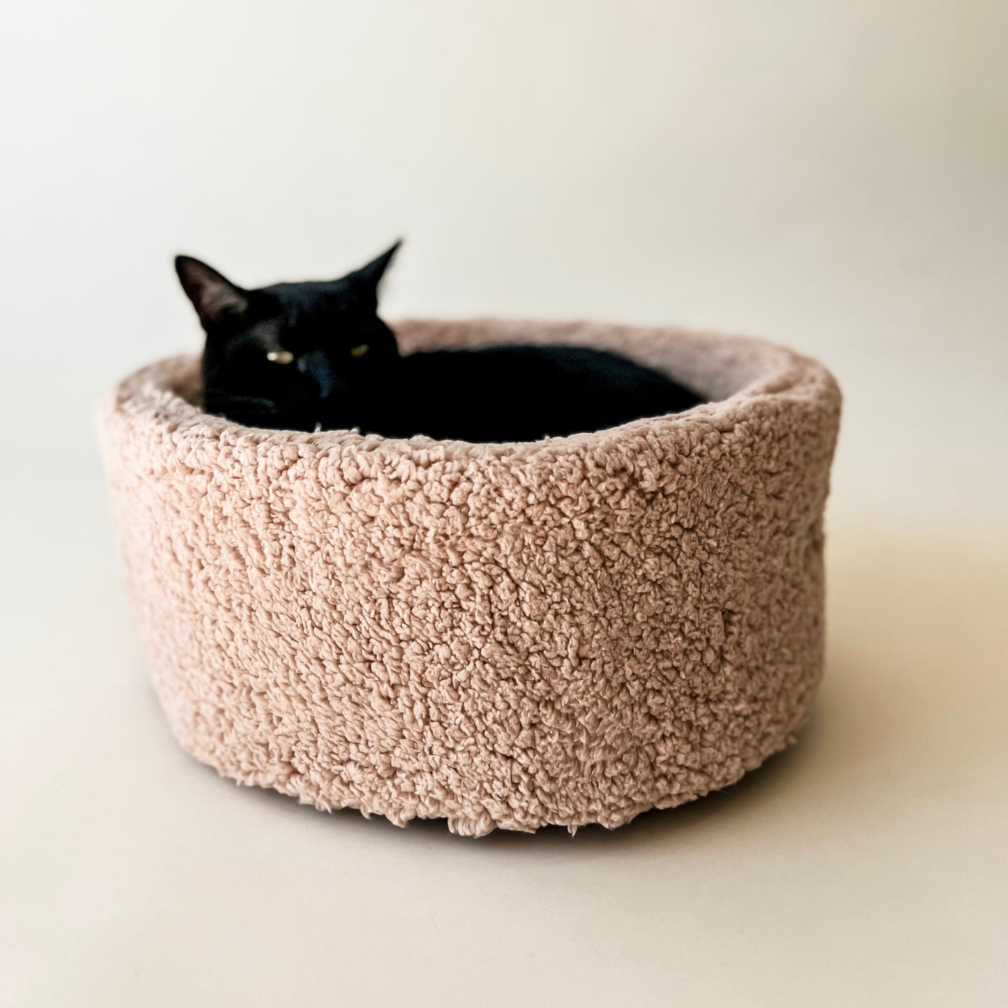 Minimalistisches rundes Katzenkörbchen von Bloire in der Farbe Mokka inkl. schwarze Katze