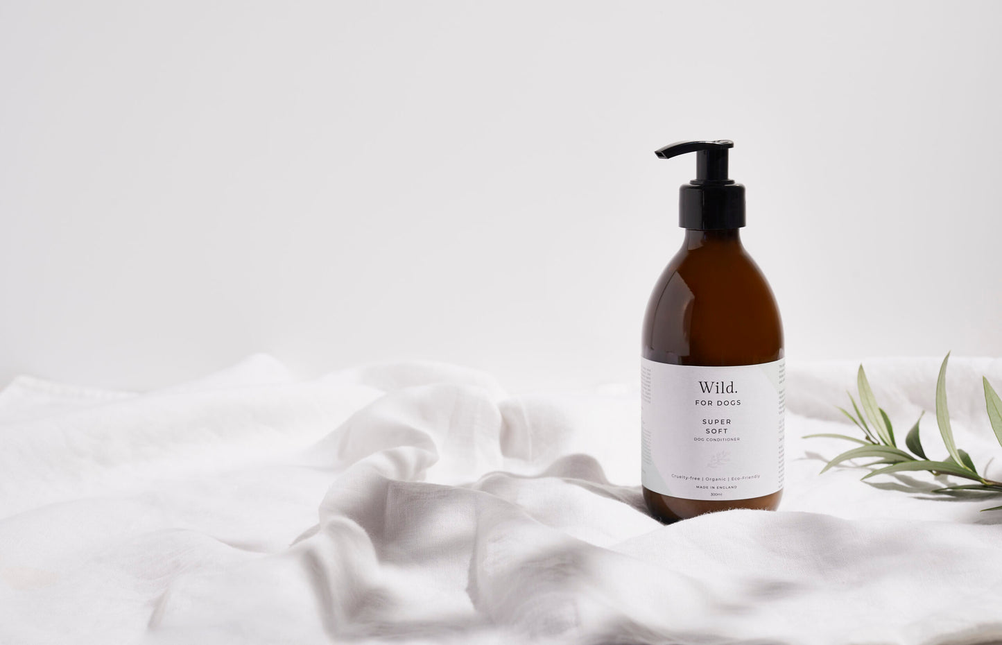 Hundeshampoo in Glasflasche mit minimalistischem Etikett