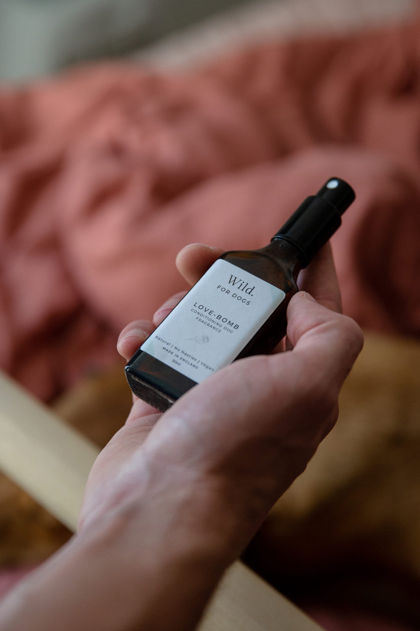 Hundeparfum in Glasflasche mit minimalistischem Etikett
