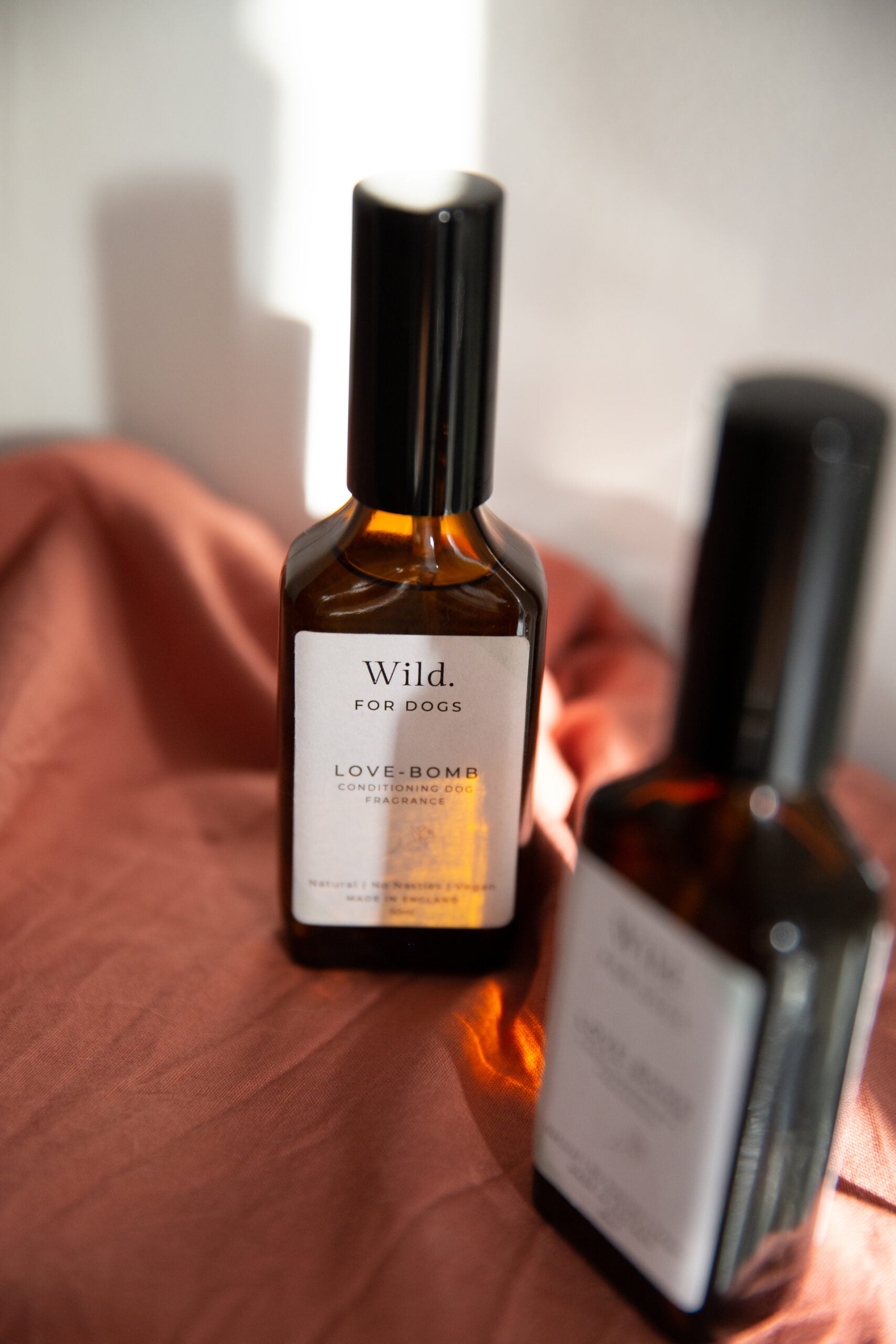 Hundeparfum in Glasflasche mit minimalistischem Etikett