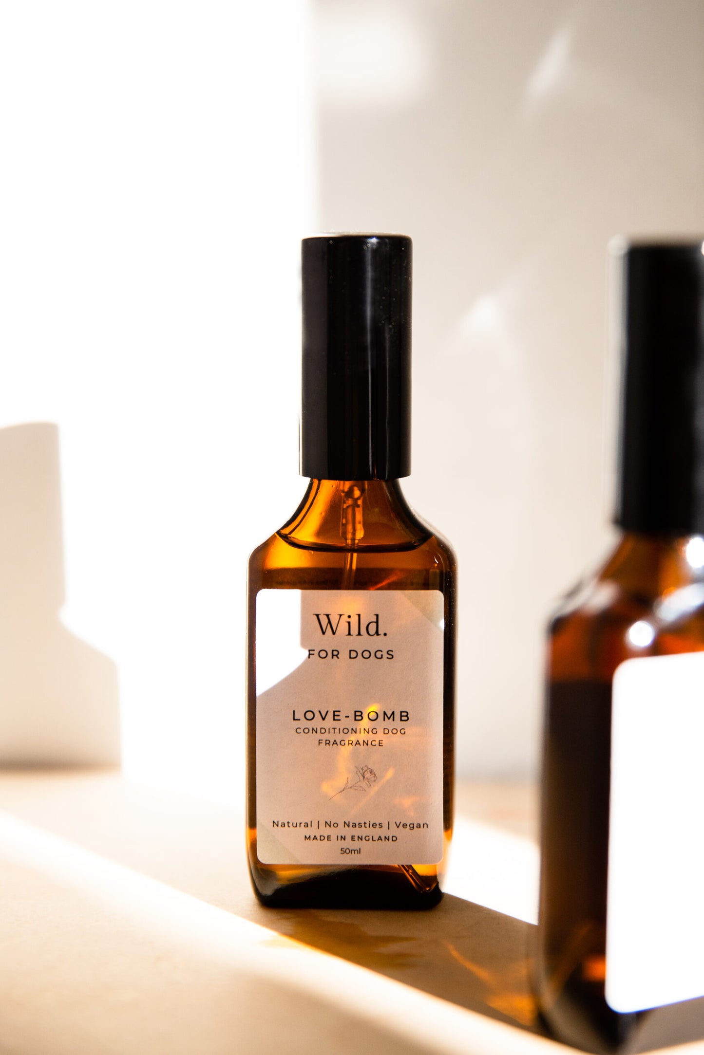 Hundeparfum in Glasflasche mit minimalistischem Etikett