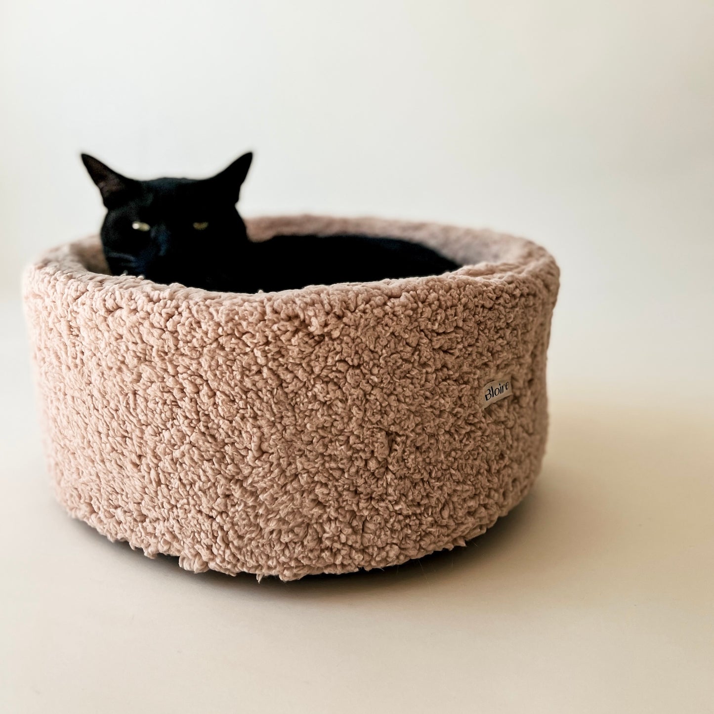 Minimalistisches rundes Katzenkörbchen von Bloire in der Farbe Mokka